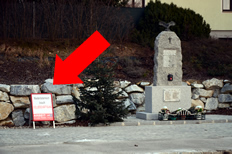 SPÖ-Anschlagtafel neben Kriegerdenkmal in Bruderndorf